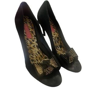 𝅺Betsey Johnson black suede leather fold accents bow heels pumps women size 9